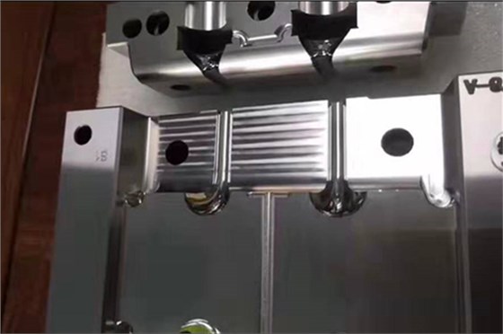 深圳藍(lán)牙耳機(jī)模具哪家好？博騰納出品耳機(jī)有分模線但你看不見！