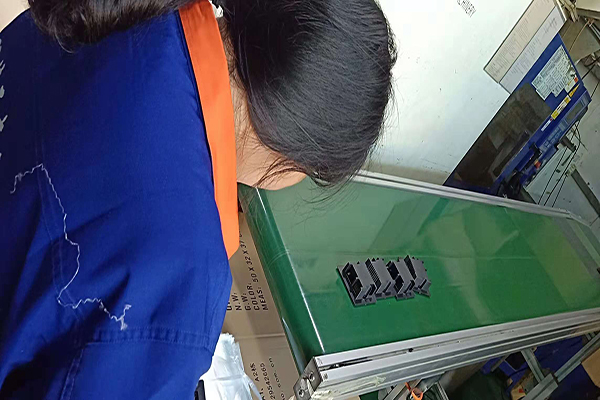 塑膠模具知識——冷除了加衣服，還要注意「加強筋」